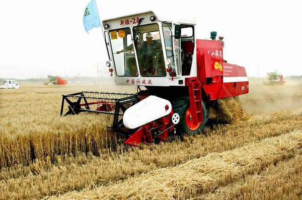 河南小麦已收割1675万亩 联合收割机投入8万台