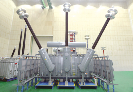 图为750kv级世界最大容量1230mva现场组装式发电机变压器生产现场.